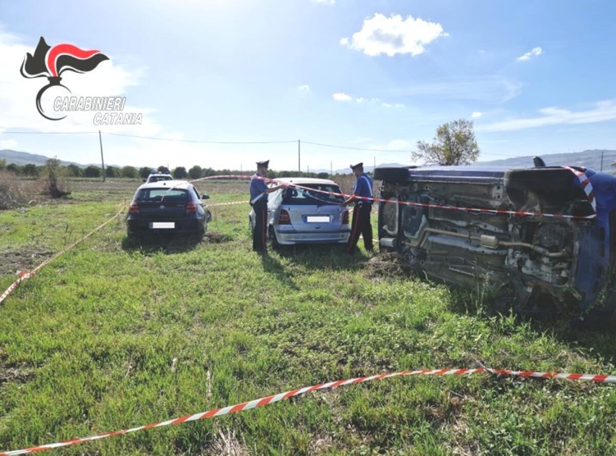 Mineo: scoperta dai Carabinieri una discarica abusiva di autovetture. I tre proprietari del terreno sono stati denunciati - 