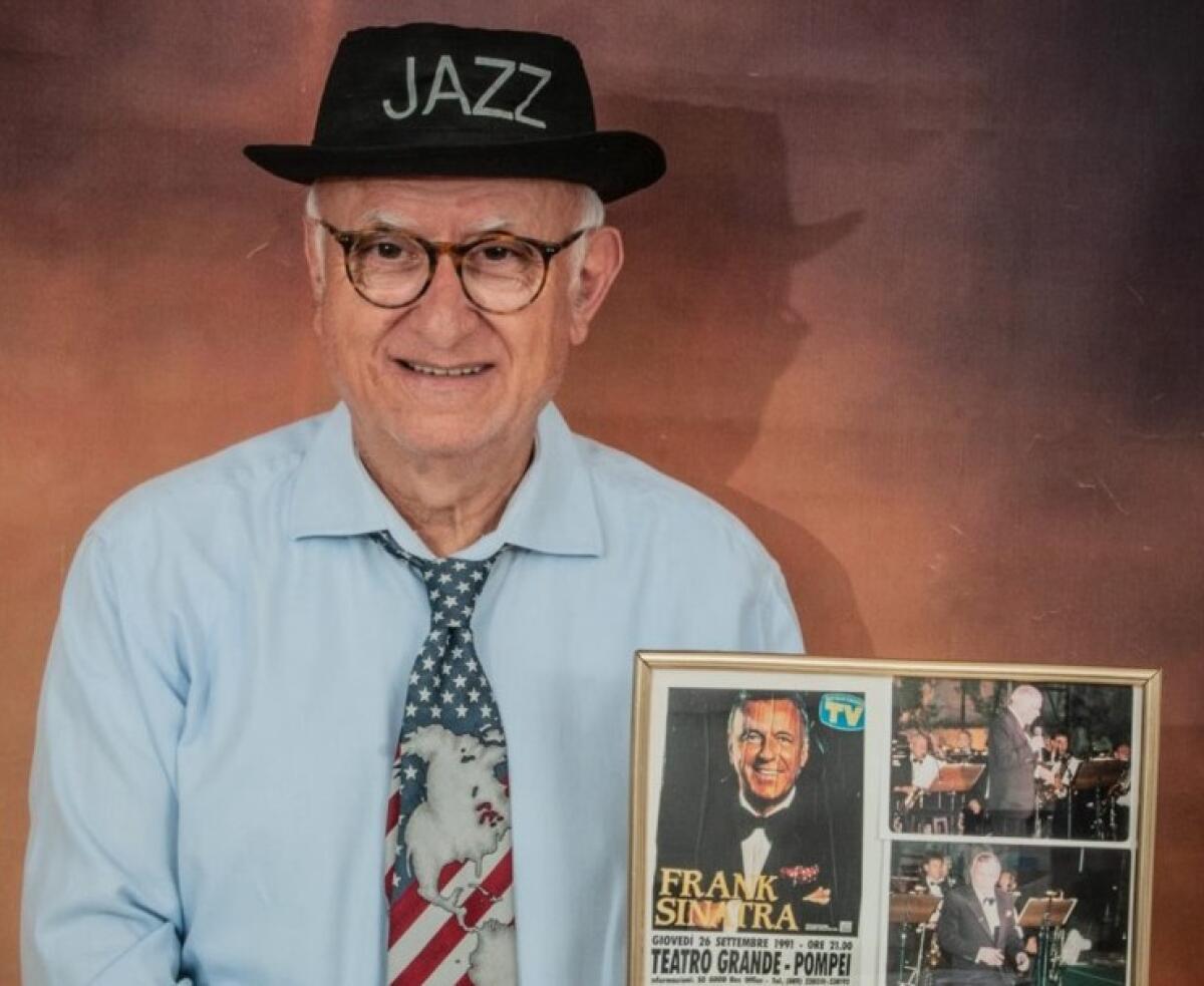 Caltagirone: da martedì 1 novembre alla Corte Capitaniale, la mostra del collezionista Renato Andreozzi dedicata a Frank Sinatra - 