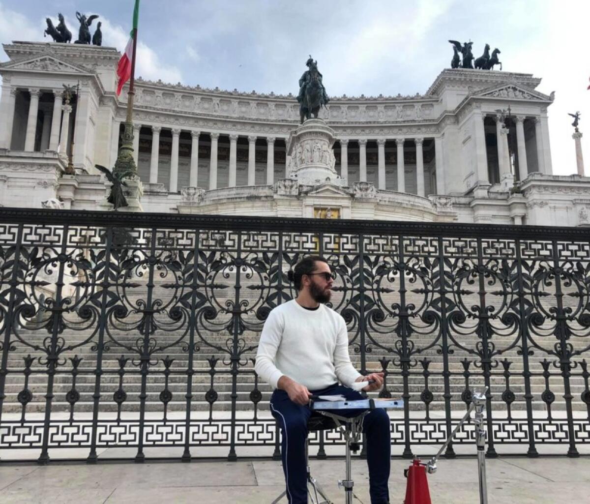 San Cono: Flaviano Pennisi, il batterista calatino che suona davanti i monumenti - 