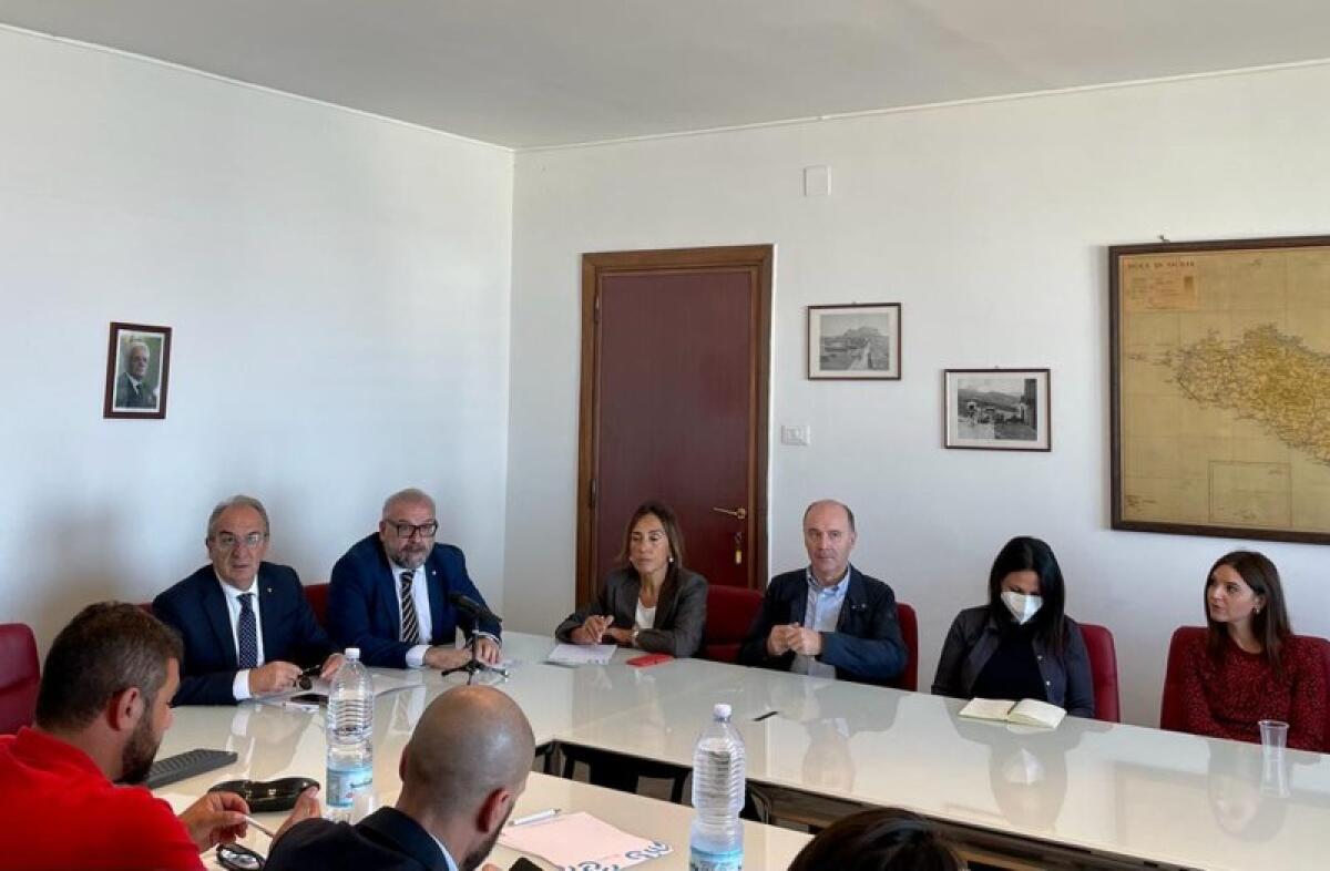 Caro bollette: il 7 novembre una manifestazione regionale. Riunione operativa a Unioncamere - 