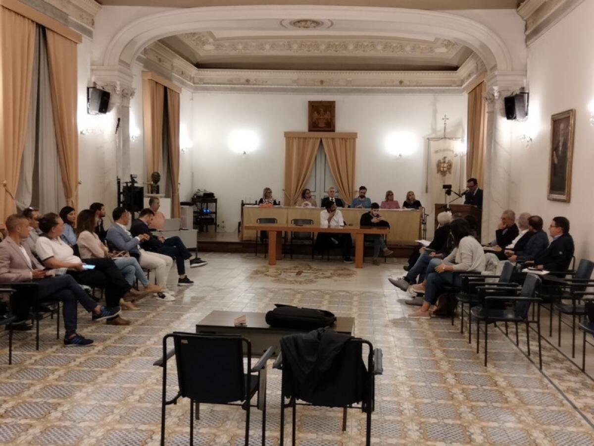 Caltagirone: lunedì torna a riunirsi il Consiglio comunale con tre argomenti all'ordine del giorno - 