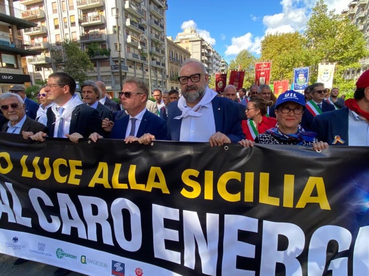 Manifestazione regionale sul caro bollette: oltre duemila i partecipanti. Sottoscritto anche un documento unitario - 