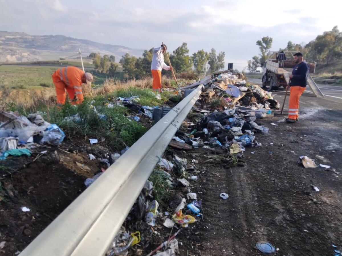 Caltagirone: ripulita, per la seconda volta, l'area di sosta in località Molona, ingresso nord della città - 