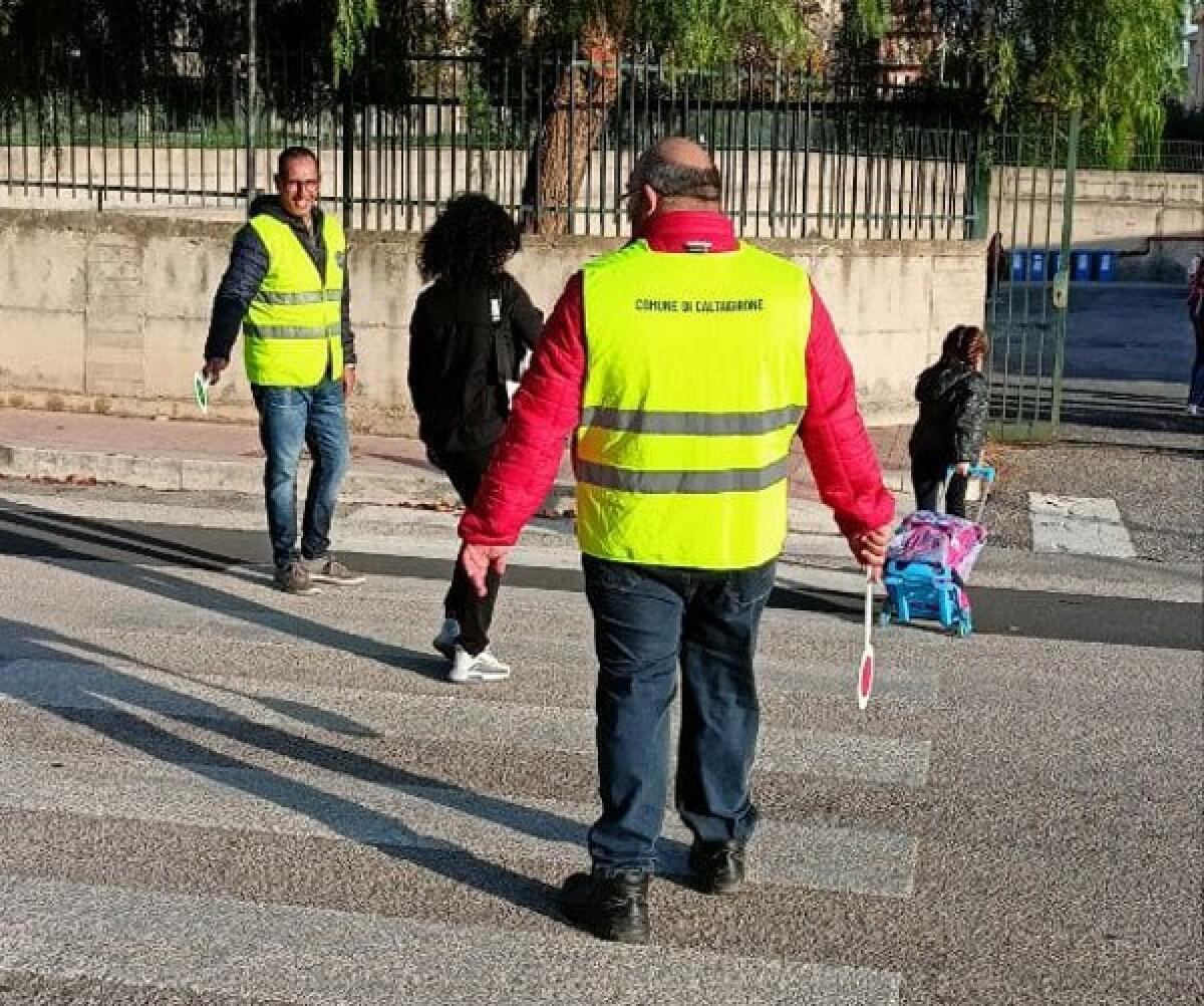 Caltagirone: servizio di assistenza dei volontari davanti le scuole espletato dai volontari del Gruppo comunale di protezione civile - 