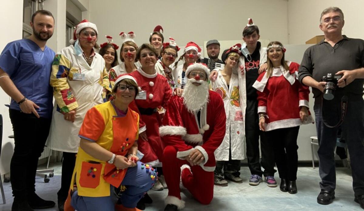 Caltagirone: "La terapia del sorriso", ai pazienti dell'ospedale "Gravina", sorrisi, musica e doni - 