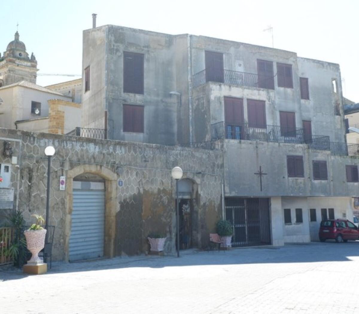 Caltagirone: da lunedì 9 gennaio 2023 la demolizione della canonica di San Giacomo - 