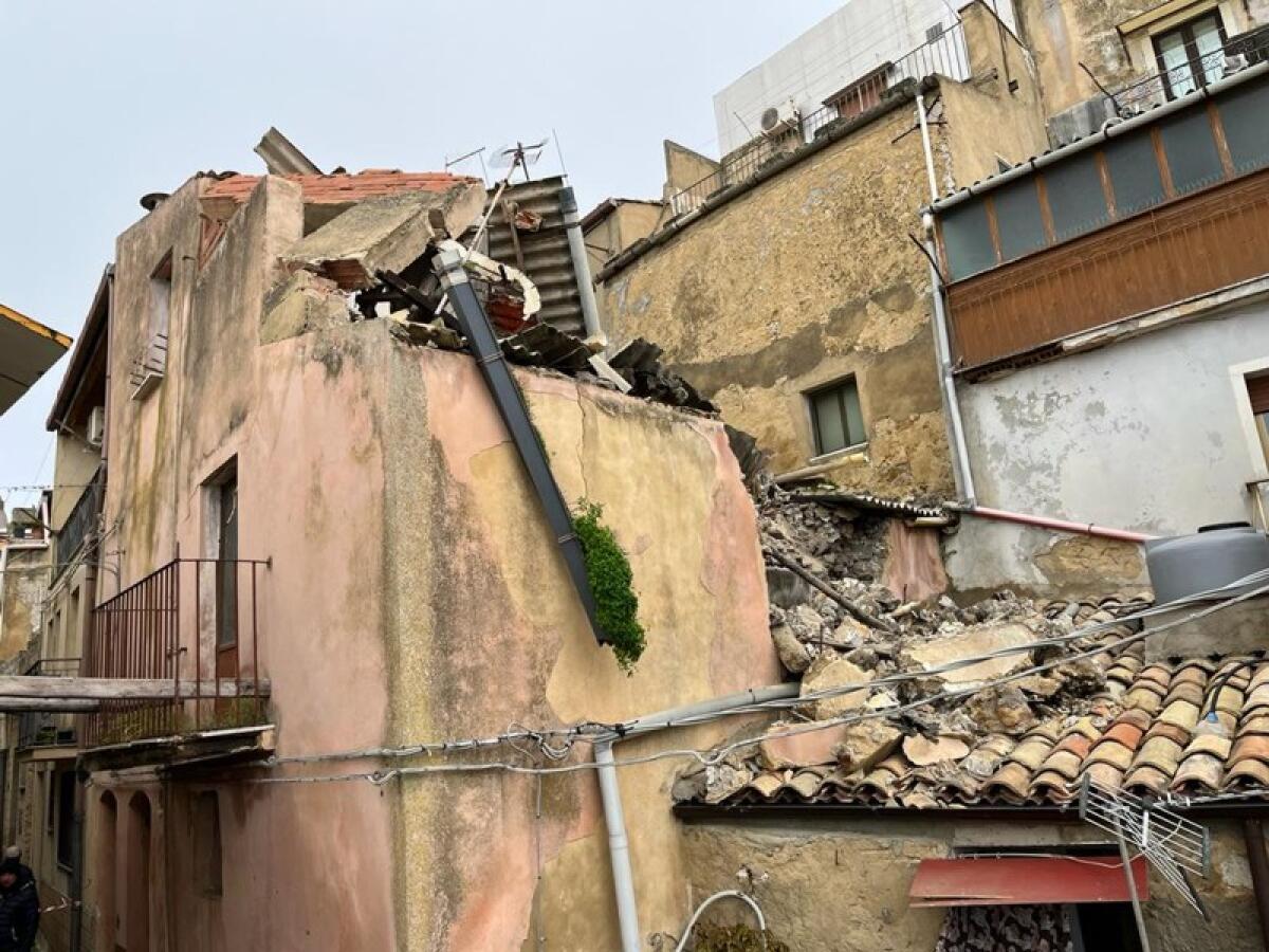Caltagirone: divieto di transito e di sosta nella via Corridoio Stella per i lavori nell’immobile crollato - 
