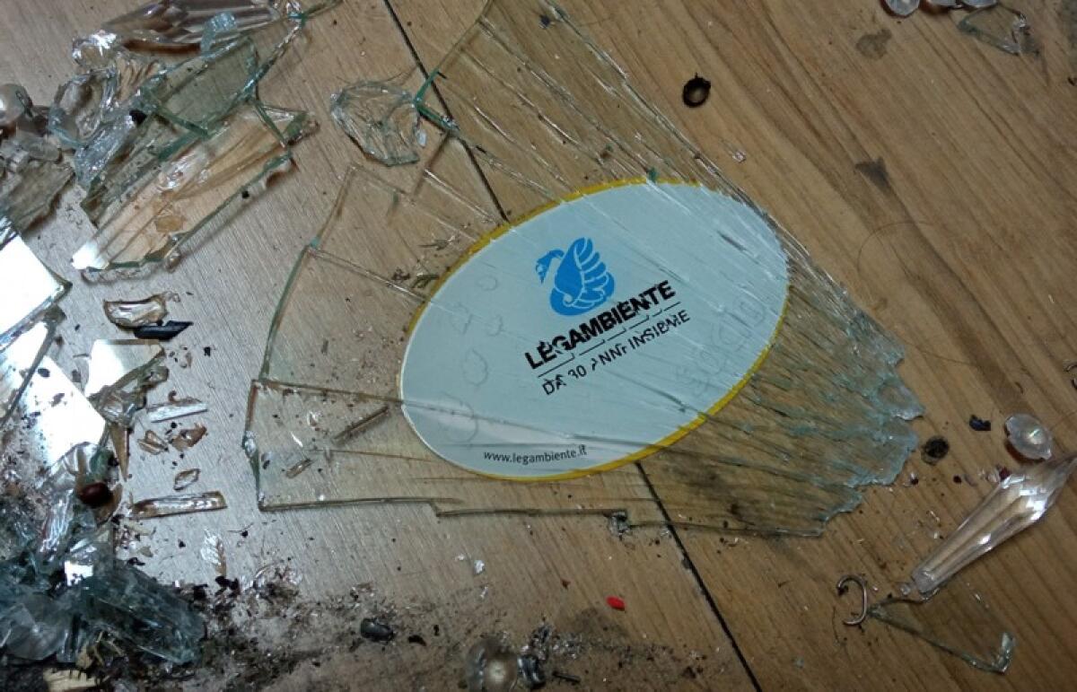 Caltagirone: raid vandalico ai danni dell’Ecostazione di via Autonomia gestito da Legambiente Il Cigno - 