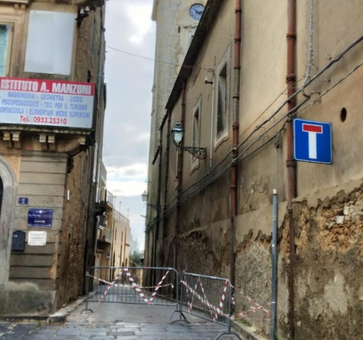 Caltagirone: chiusa al transito la via Sant’Antonino a causa del crollo di piccole porzioni della cupola e del campanile della Chiesa dell’Immacolata - 