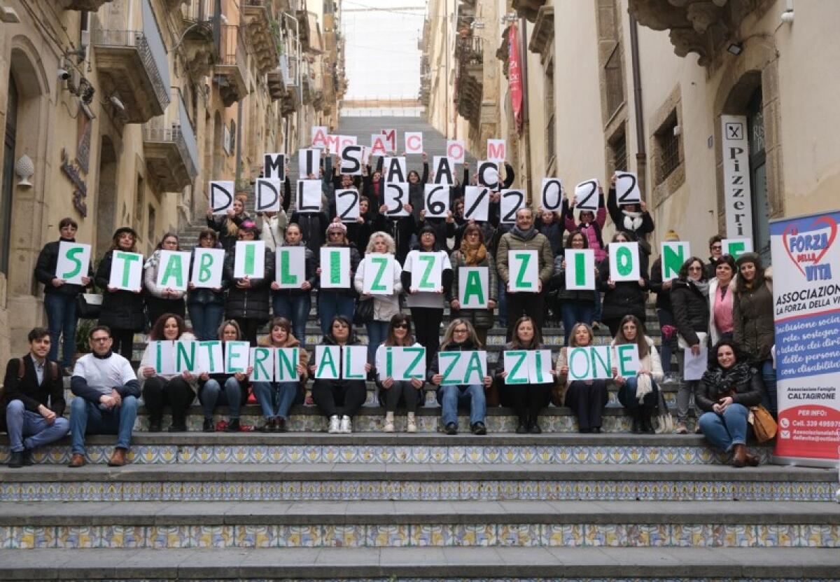 Caltagirone: un flash mob per l'internalizzazione e stabilizzazione degli assistenti all'autonomia e alla comunicazione - 