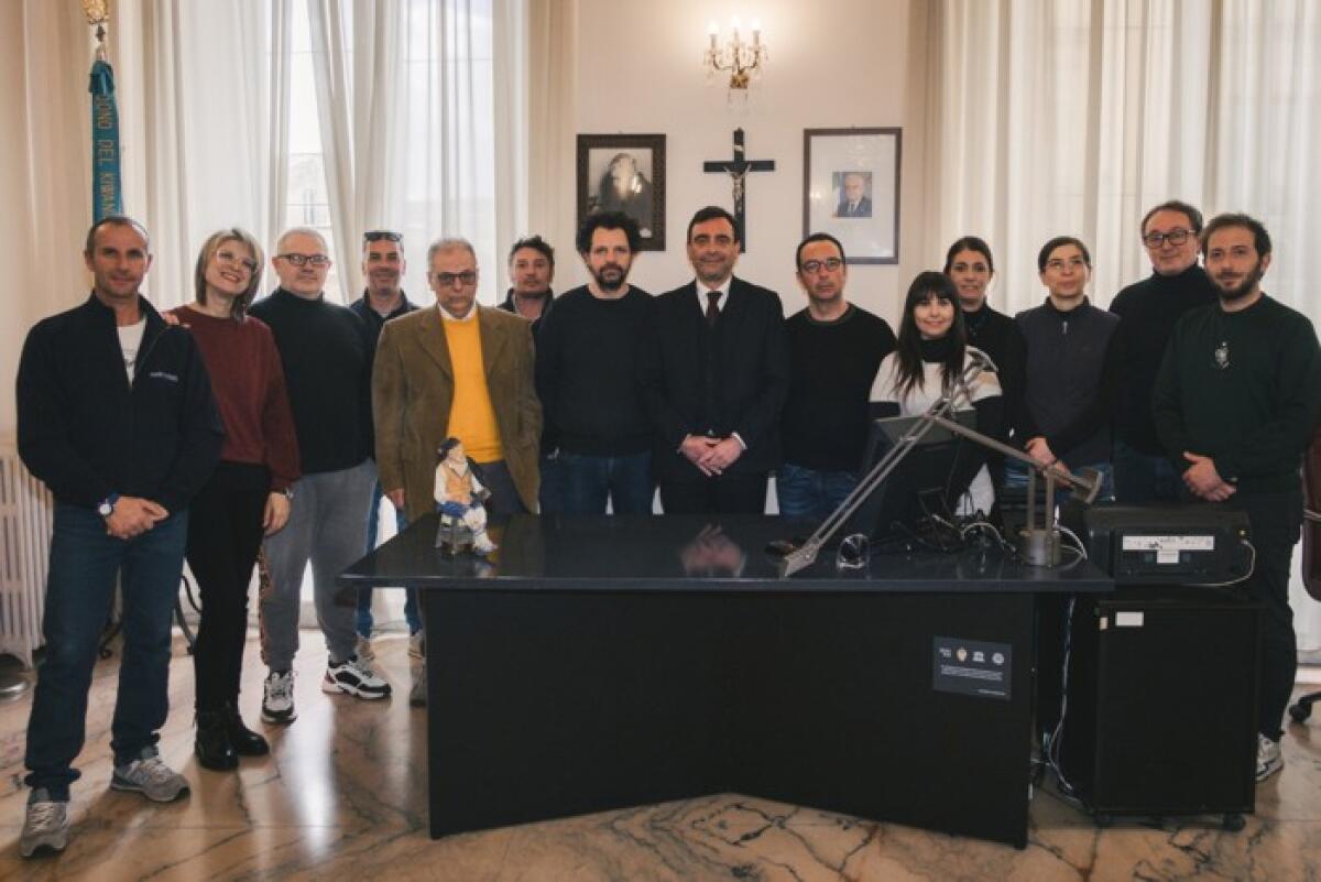 Caltagirone: un tavolo in pietra lavica per la sindacatura donato alla città - 