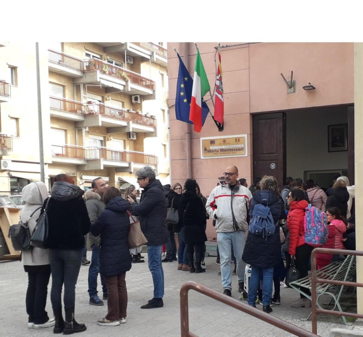 Caltagirone: i genitori degli alunni della "Montessori" protestano contro le decisioni della dirigente scolastica. Previste convocazioni in municipio - 
