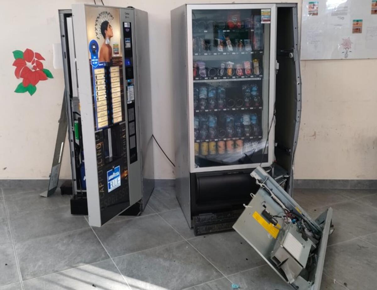 Caltagirone: ripetuti danneggiamenti ai distributori automatici di caffè e bevande nelle scuole e al municipio - 