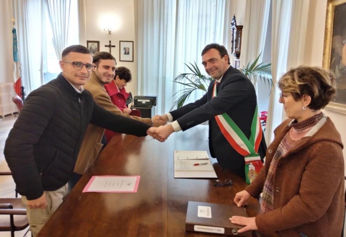 Caltagirone: a due fratelli albanesi, in città da 14 anni, conferita la cittadinanza italiana - 