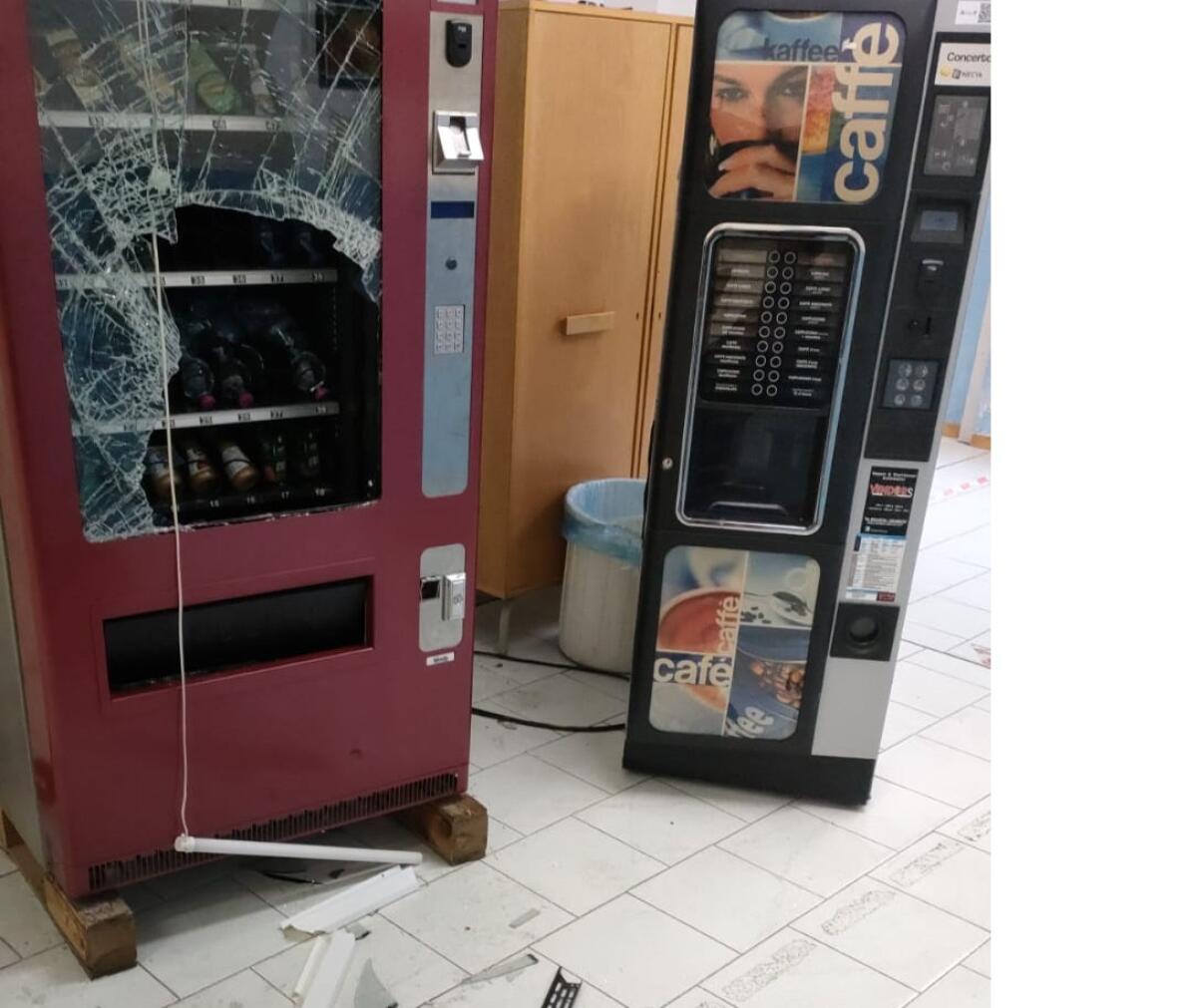 Caltagirone: danneggiati i distributori automatici di bevande e snack anche al plesso scolastico "Verga" - 
