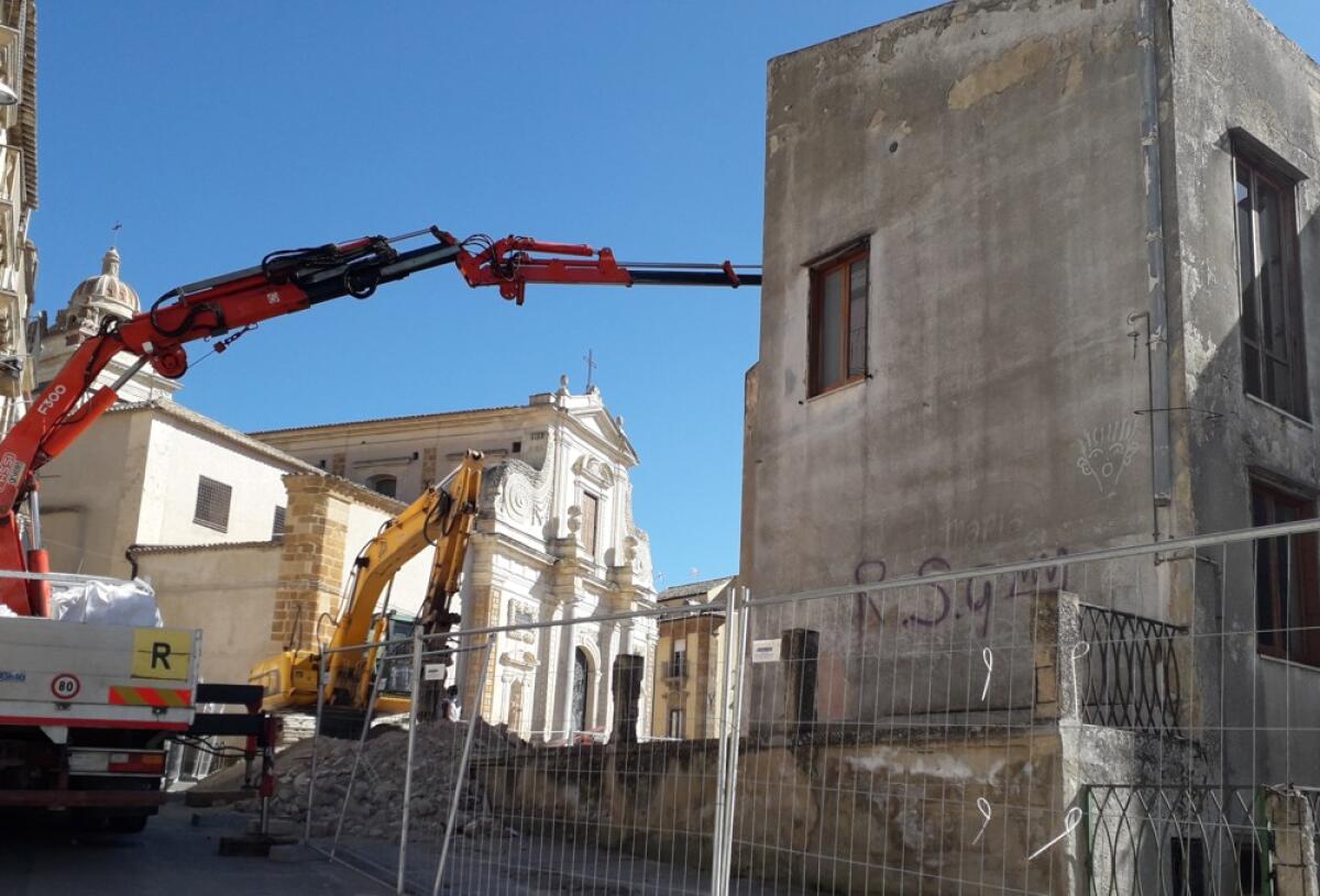 Caltagirone: transito e sosta veicoli limitato per la demolizione della canonica di San Giacomo - 