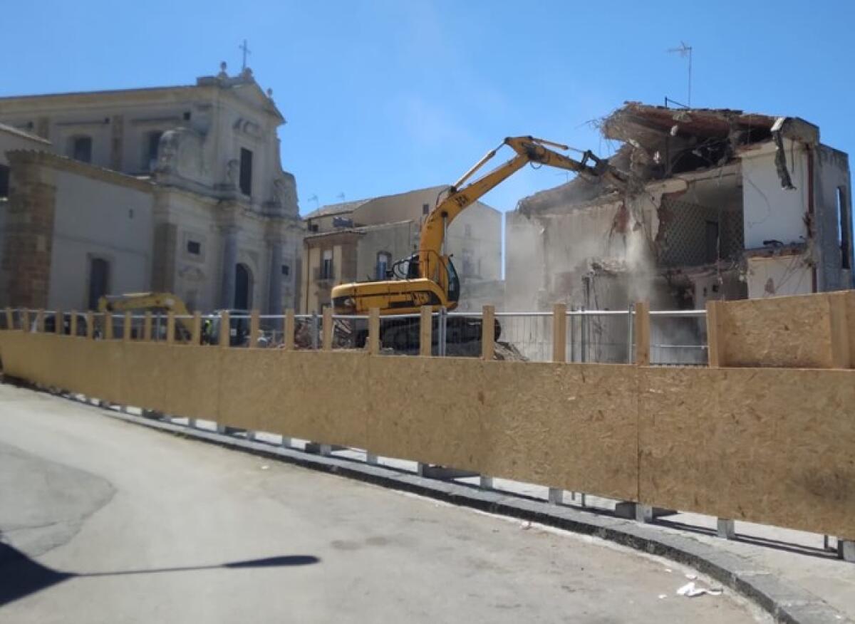Caltagirone: demolizione dell’antiestetica canonica di San Giacomo, giovedì 20, venerdì 21 e sabato 22 aprile corso Vittorio Emanuele chiuso al transito - 