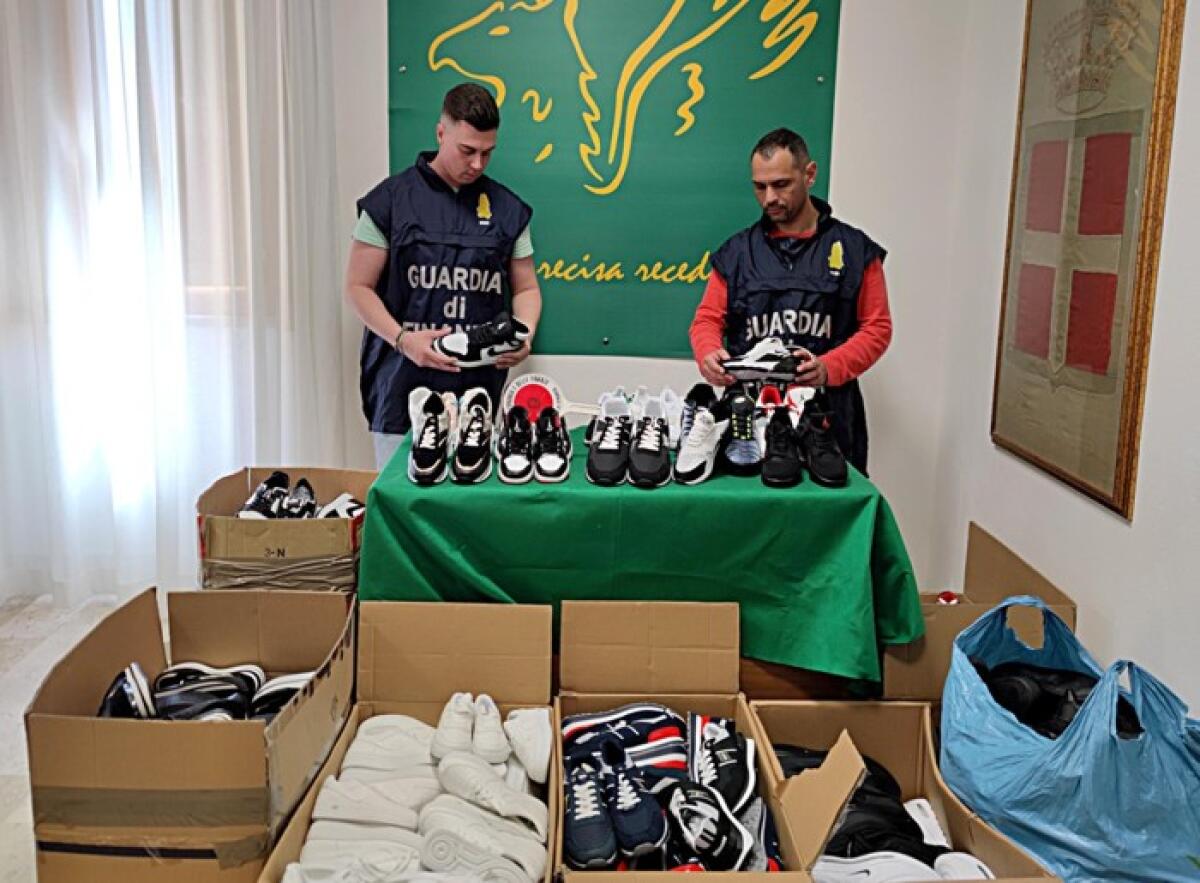 Caltagirone: controlli al mercato settimanale, la Guardia di Finanza sequestra 300 calzature con marchi contraffatti - 