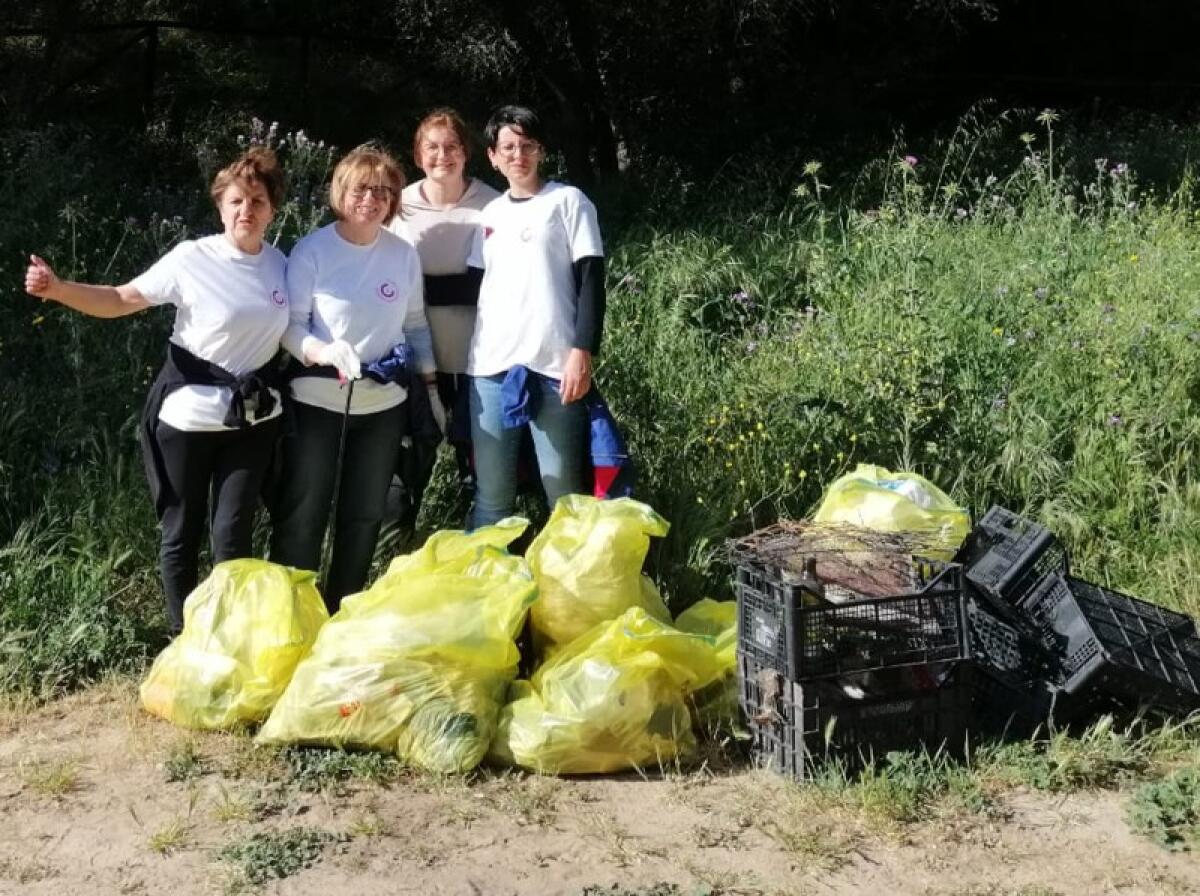 Caltagirone: i volontari dell'associazione "Forte Insieme" ripuliscono dai rifiuti un’area del bosco di Santo Pietro - 