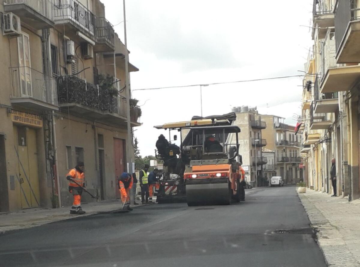 Caltagirone: interventi di rifacimento del manto stradale di alcune vie della città - 