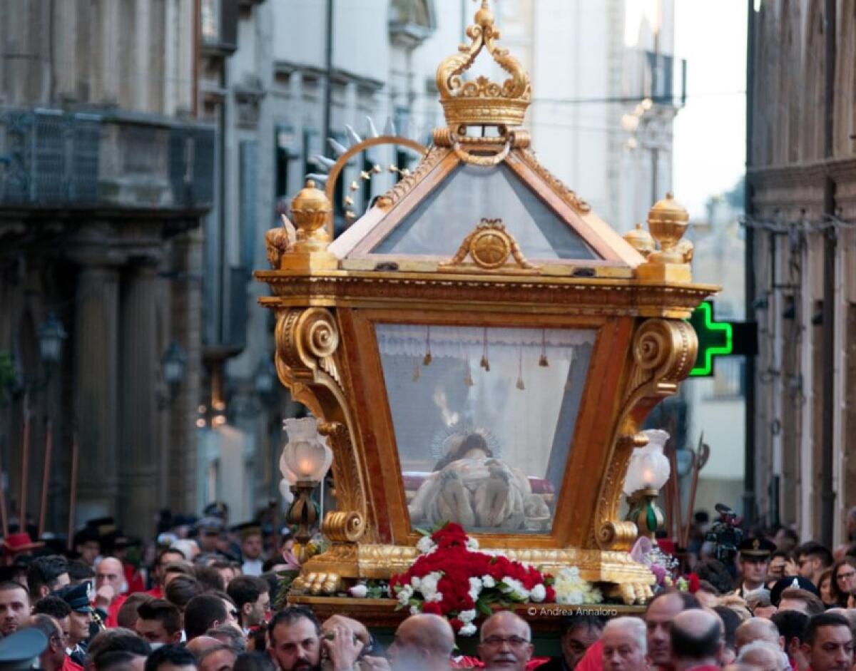 Caltagirone, gli eventi religiosi e culturali della "Pasqua 2023": il "Venerdì Santo", la "Giunta" e la "Spartenza" - 