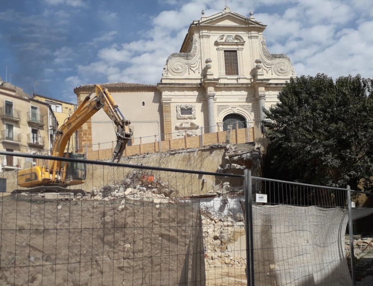 Caltagirone: quasi totalmente demolita l'antiestetica ex canonica di San Giacomo - 