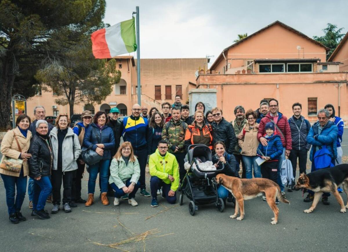 I volontari dell’associazione Fare Verde bonificano l'aiuola del Monumento ai caduti nel borgo di Santo Pietro - 