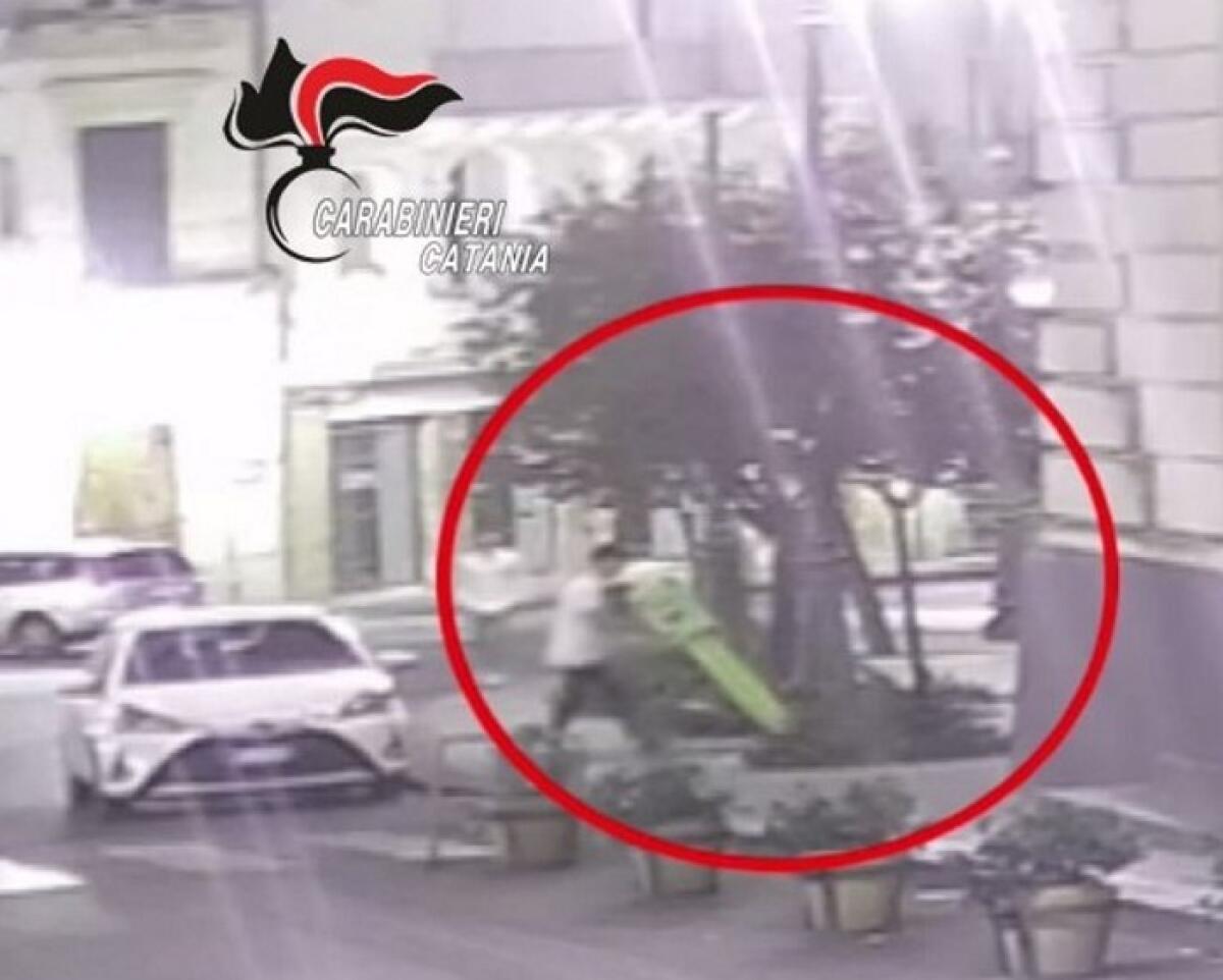 Caltagirone: denunciato dai Carabinieri un 22enne autore del danneggiamento del defibrillatore in Piazza Umberto I - 