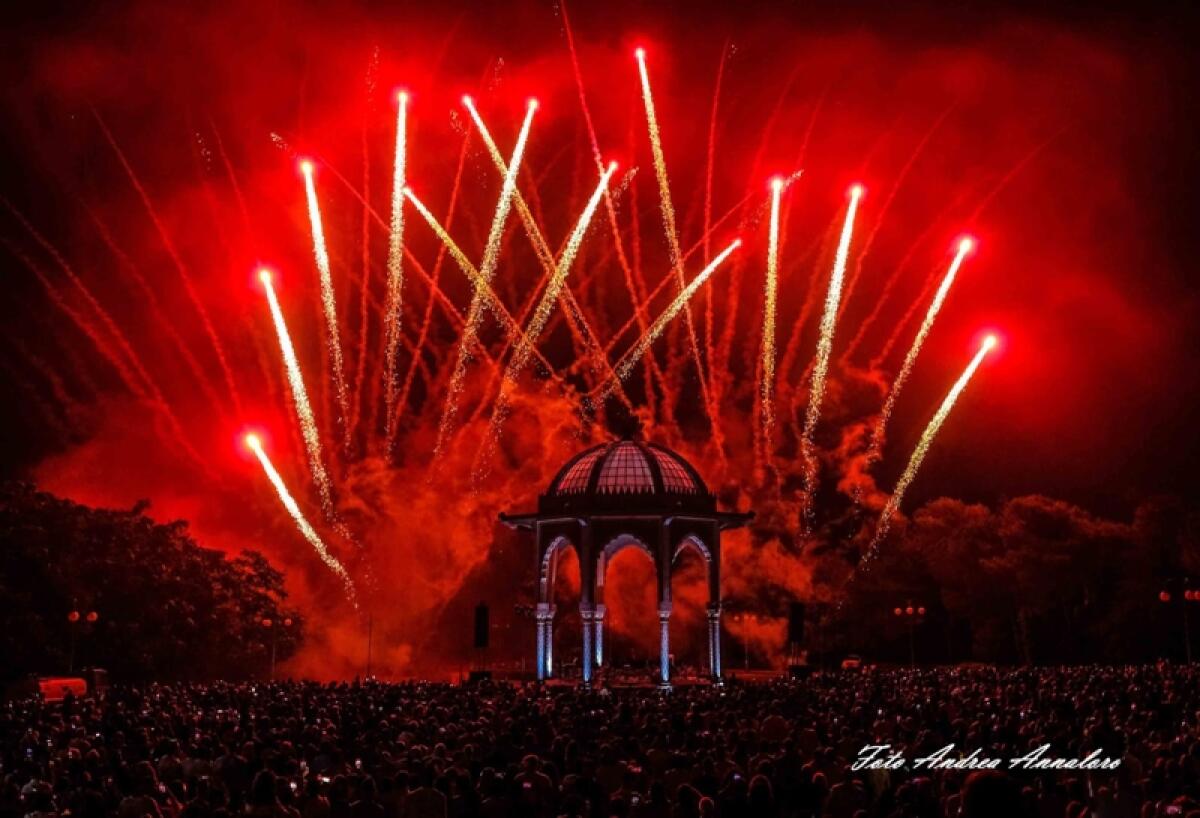 Caltagirone: domenica 23 luglio la "Serata alla Villa" con lo spettacolo pirotecnico ed il concerto musicale - 