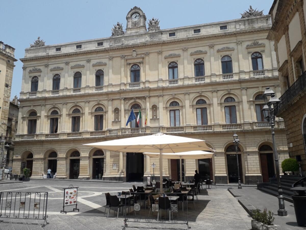 Caltagirone: ordinanze sindacali su alcolici,  fuochi d’artificio e uffici comunali - 