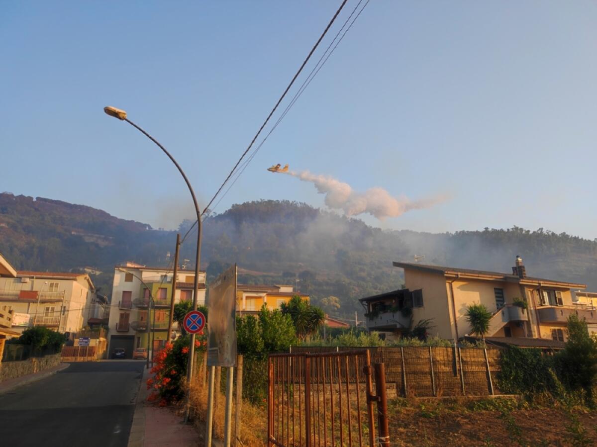 San Michele di Ganzaria: incendio di vaste proporzioni alle pendici della montagna "Ganzaria" - 
