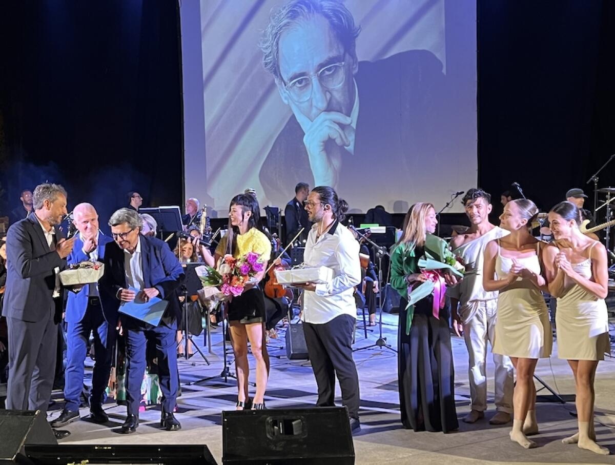 Omaggio a Battiato e Dalla con Dolcenera, Daniel Zappa, l'EthosOrchestra. Tutto esaurito al Teatro Lucio Dalla di Milo - 