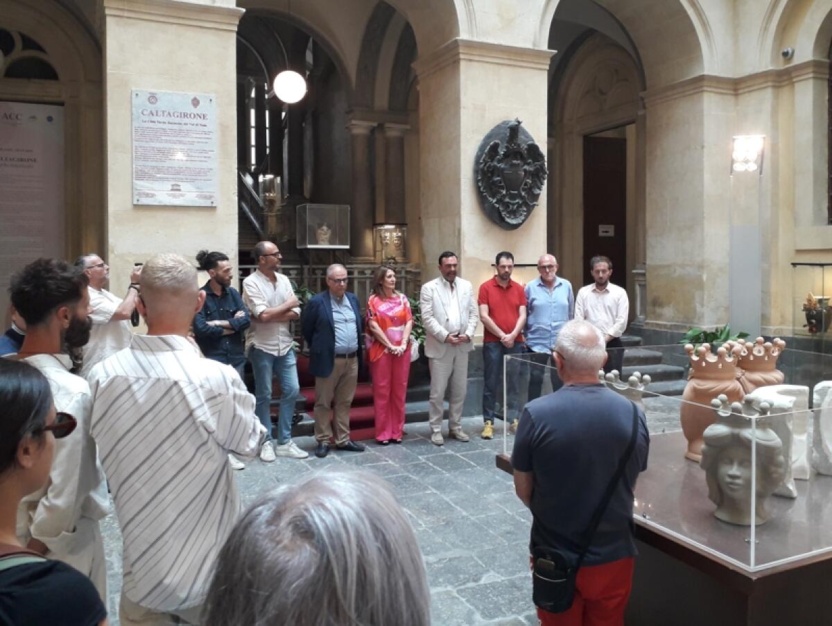 Inaugurato al municipio il "Caltagirone Ceramic Fest", teste di moro e vaso antropomorfo maiolicato - 