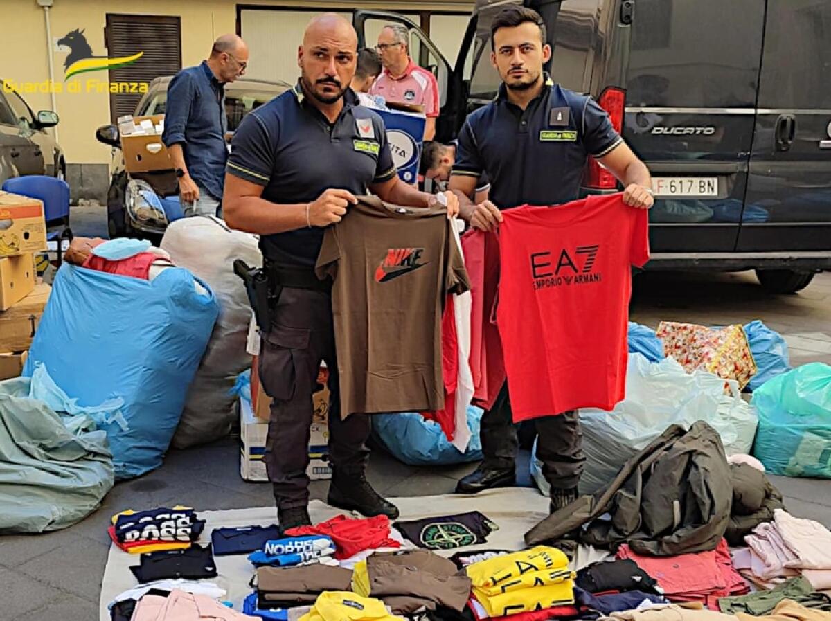 Lotta alla contraffazione: la Guardia di Finanza sequestra migliaia di capi di vestiario e profumi contraffatti - 