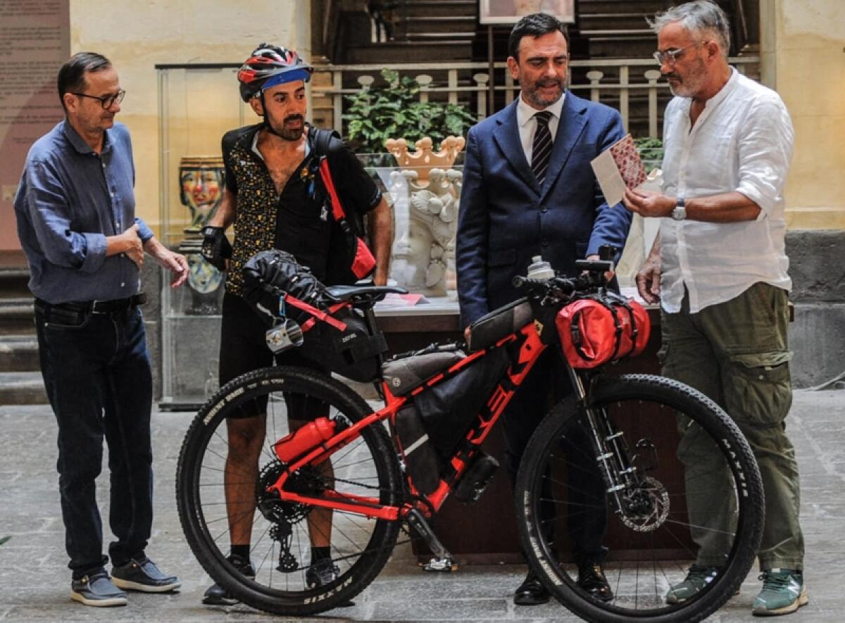Caltagirone: il cicloturista Ugo Brischetta è partito per il Cammino di San Giacomo in Sicilia - 