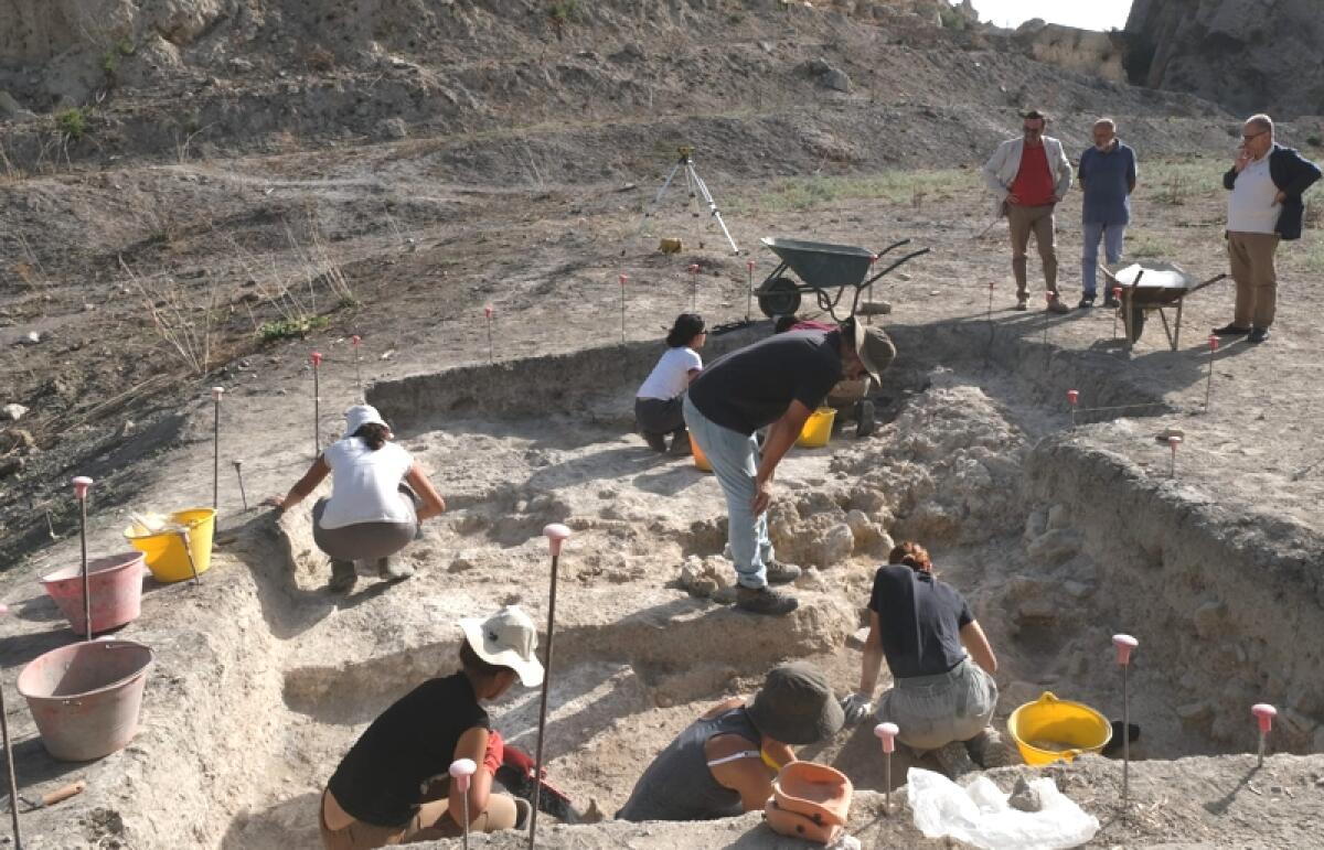 Caltagirone: nell’area del Colle Sant’Ippolito rinvenuti resti di una capanna risalente al periodo fra la fine dell’Età del Bronzo e l’inizio dell’Età del Ferro - 