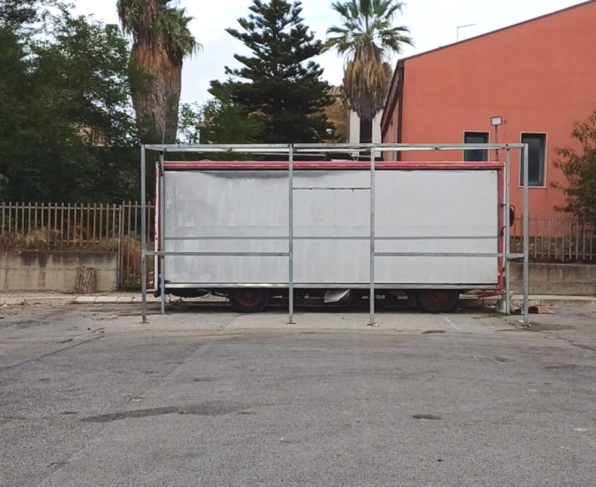 Caltagirone: ripulito il parcheggio sottostante la Villa comunale che è stato dotato di impianto videosorveglianza - 