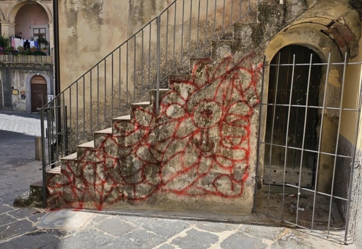 Vizzini: vandali imbrattano piazzetta S. Teresa - 