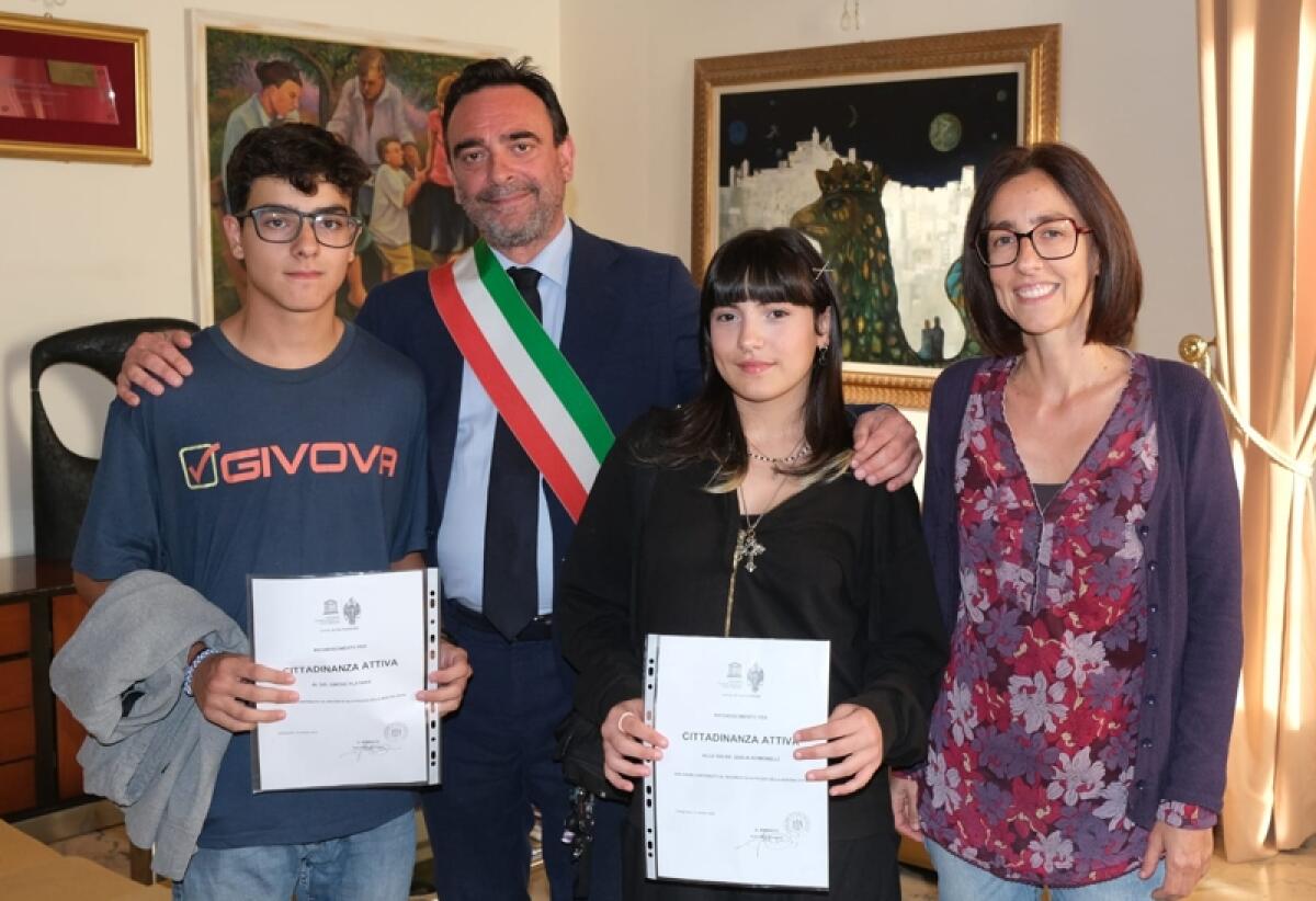 Caltagirone: un riconoscimento a Giulia Scimonelli e Simone Platania per aver ripulito l’area del Poggio Fanales - 