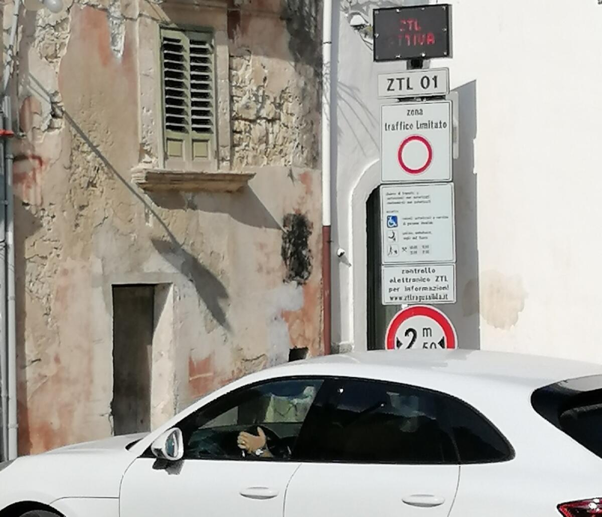 Bufera su Ragusa Ibla: multe a ripetizione a turisti e visitatori del Calatino - 