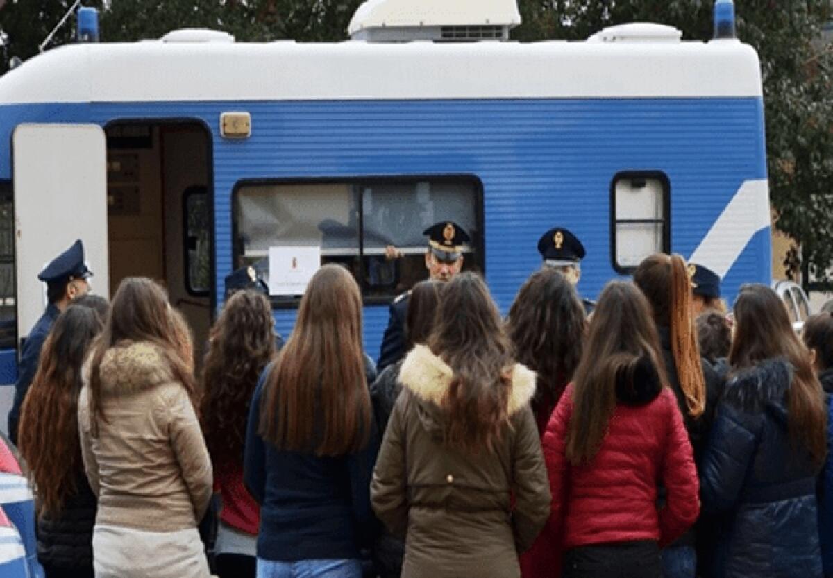 Caltagirone: venerdì 1 dicembre alle ore 11 in piazza Municipio il camper della Polizia di Stato contro le violenze e gli abusi - 