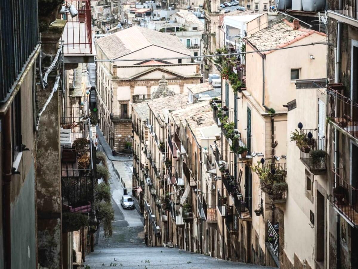 Caltagirone: il Comune cerca professionisti che rafforzino le attività per la divulgazione e l’attuazione dell’iniziativa "Case a 1 euro" - 