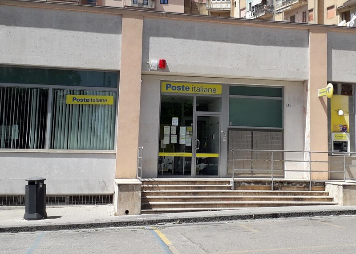 L'onorificenza della "Stella al Merito del Lavoro" a quattro dipendenti di Poste Italiane del catanese - 