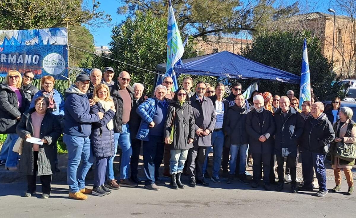 Caltagirone: sit-in di protesta e raccolta firme per il rilancio dell'Ospedale "Gravina" - 