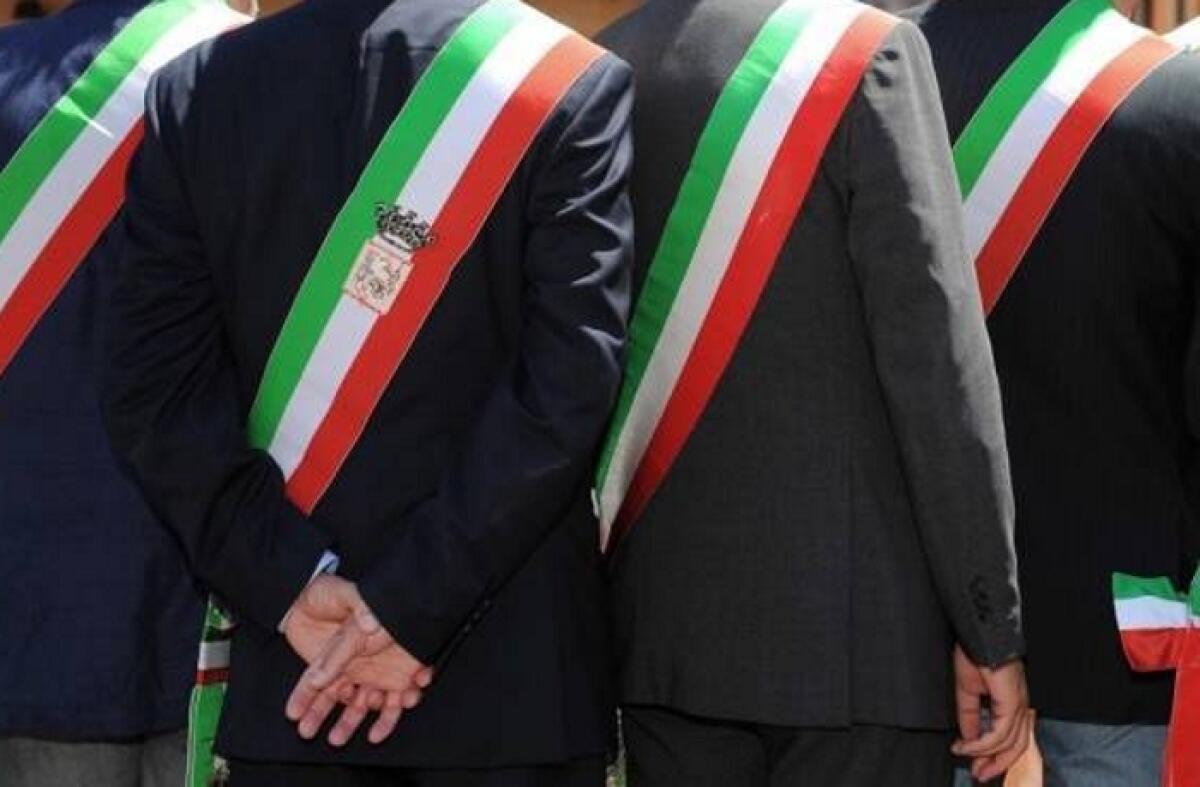 Elezione dei Sindaci: modificato l'art. 51 del TUEL, nei Comuni con meno di 5.000 abitanti eliminato il limite dei mandati - 