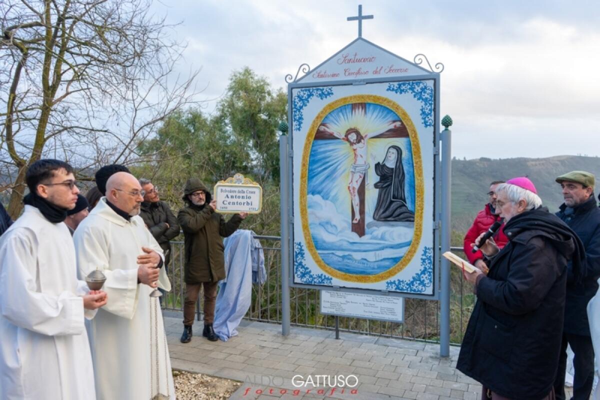 Caltagirone: un grande “Pannello del Crocifisso” nel belvedere “Antonio Centorbi”, all’ingresso nord della città - 
