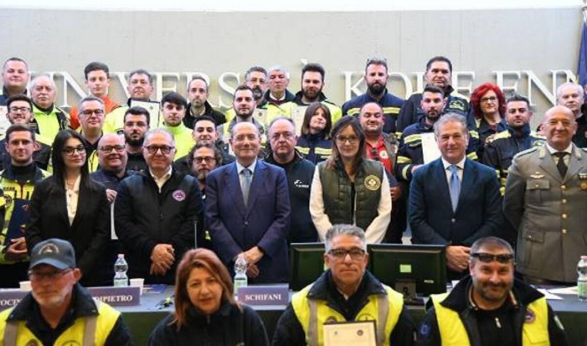 Emergenza incendi: la Sicilia anticipa al 15 maggio la campagna antincendio, in campo anche i volontari della Protezione civile regionale - 