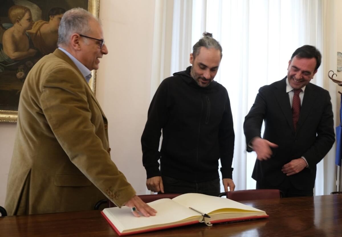 Caltagirone: Piero Messina, il regista calatino del film “Another End”, ricevuto in municipio - 