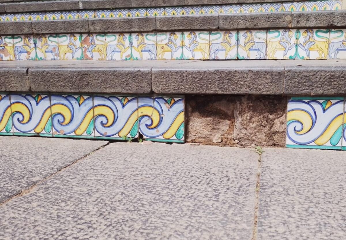 Caltagirone: asportate due mattonelle in ceramica nel secondo gradino della Scala Santa Maria del Monte - 