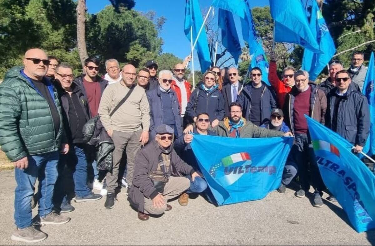 Vertenza Azienda Siciliana Trasporti: incontro lavoratori con i deputati regionali Castiglione e Lombardo e l'ex presidente della Regione Raffaele Lombardo - 